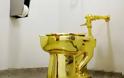 Άγνωστος «έντυσε» με χρυσή κλωστή τουαλέτα στο μουσείο Γκούγκενχαϊμ [photos] - Φωτογραφία 3