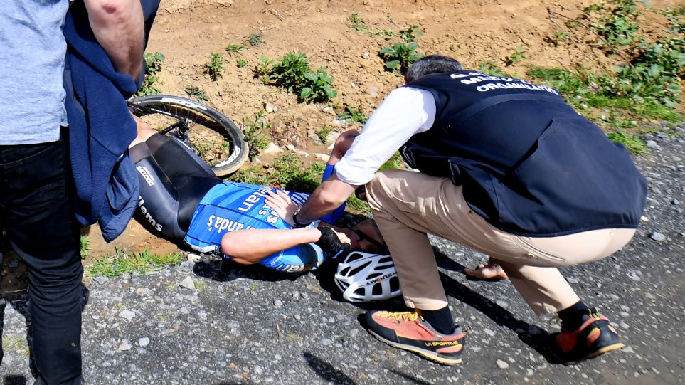 σοκ: Η στιγμή που ποδηλάτης καταρρέει και χάνει τη ζωή του κατά τη διάρκεια αγώνα στη Γαλλία - Φωτογραφία 1