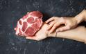Κόκκινο κρέας: Γιατί πρέπει να το αποφεύγουν οι γυναίκες
