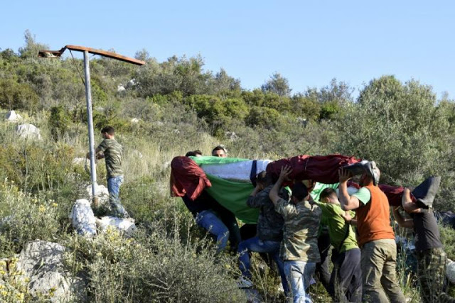 Εντυπωσιακό έθιμο: Εκτέλεσαν με καραμπίνες τον προδότη Ιούδα και τον έκαψαν στη θάλασσα (ΦΩΤΟ & ΒΙΝΤΕΟ) - Φωτογραφία 3