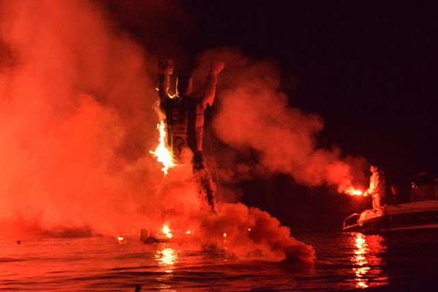 Εντυπωσιακό έθιμο: Εκτέλεσαν με καραμπίνες τον προδότη Ιούδα και τον έκαψαν στη θάλασσα (ΦΩΤΟ & ΒΙΝΤΕΟ) - Φωτογραφία 7