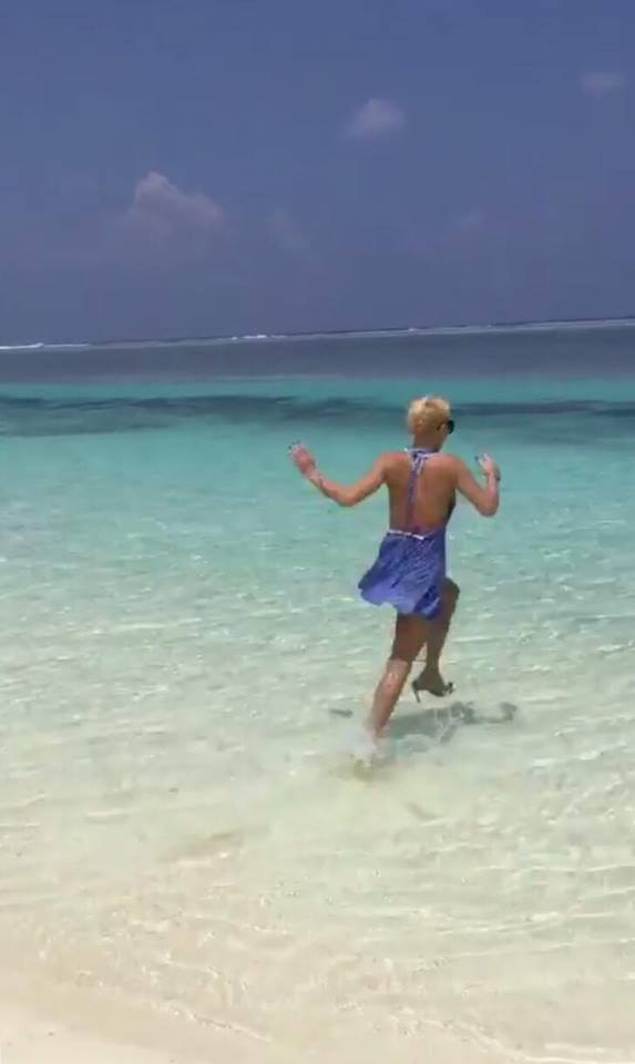 Νατάσα Καλογρίδη: Βούτηξε στη παραλία των Μαλδίβων με ψηλοτάκουνες γόβες! - Φωτογραφία 5