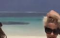 Νατάσα Καλογρίδη: Βούτηξε στη παραλία των Μαλδίβων με ψηλοτάκουνες γόβες! - Φωτογραφία 2