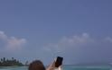 Νατάσα Καλογρίδη: Βούτηξε στη παραλία των Μαλδίβων με ψηλοτάκουνες γόβες! - Φωτογραφία 3