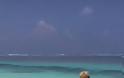 Νατάσα Καλογρίδη: Βούτηξε στη παραλία των Μαλδίβων με ψηλοτάκουνες γόβες! - Φωτογραφία 4