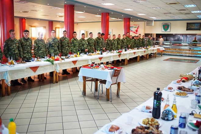 Μπράβο σας, έχετε μεγάλη ψυχή: Έστησαν πασχαλινό τραπέζι για τους δύο Έλληνες στρατιωτικούς στο ΚΕΥΠ Λαμίας - Φωτογραφία 1