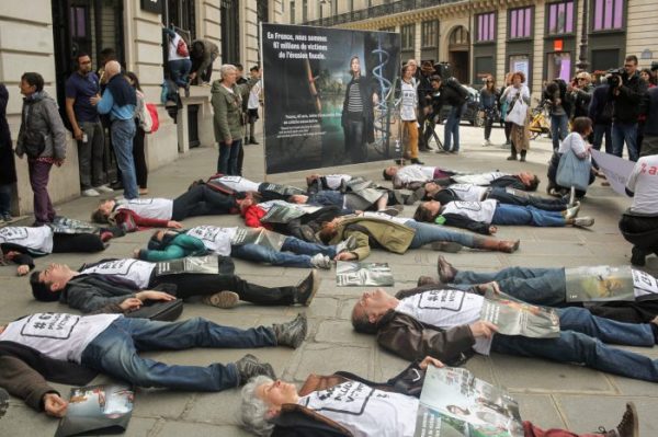 Γάλλοι ακτιβιστές αποφάσισαν να πεθάνουν στο κατάστημα της Apple - Φωτογραφία 4