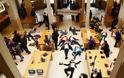 Γάλλοι ακτιβιστές αποφάσισαν να πεθάνουν στο κατάστημα της Apple - Φωτογραφία 1