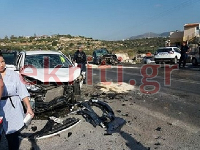 Έξι τραυματίες από σφοδρή σύγκρουση οχημάτων (εικόνες) - Φωτογραφία 3