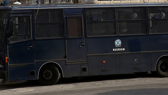 «Έμεινε» κλούβα που μετέφερε αστυνομικούς τον ΜΑΤ από Θεσσαλονίκη στην Καβάλα - Φωτογραφία 1