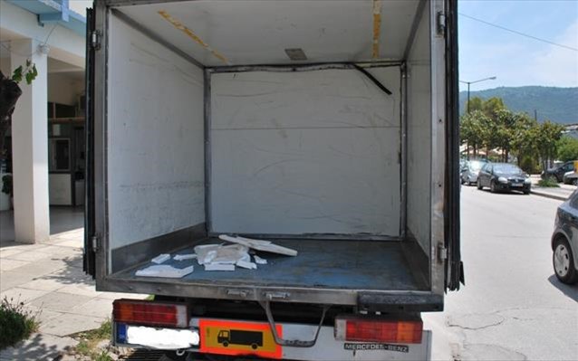Θεσσαλονίκη: Φορτηγό με μετανάστες εμβόλισε όχημα της Αστυνομίας - Φωτογραφία 1