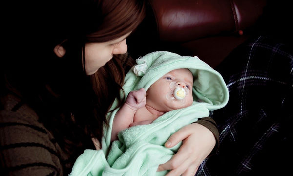 Μερικές γιατί γίνεστε μαμάδες, δεν το καταλαβαίνoυμε...: «Πήρα το μωρό μου στην αγκαλιά μου πρώτη φορά και παραδόξως δεν μου άρεσε» - Φωτογραφία 1