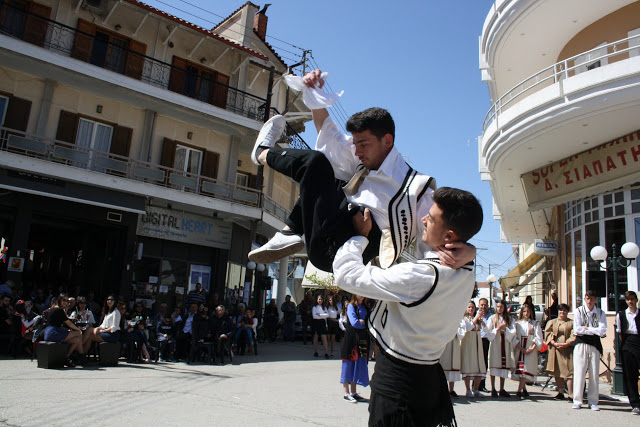 Με πολύ κόσμο η παραδοσιακή χορευτική παράσταση στην Πλατεία ΚΑΤΟΥΝΑΣ (ΦΩΤΟ: Παναγιώτης Τσούτσουρας) - Φωτογραφία 1