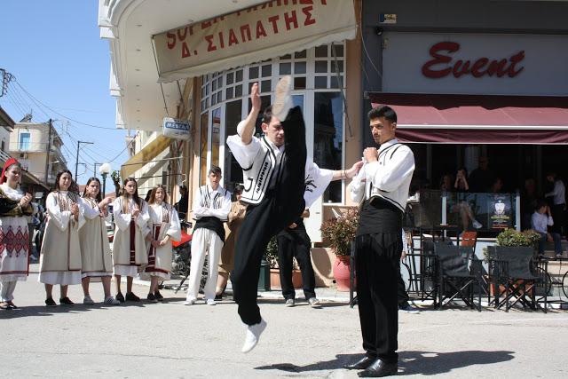Με πολύ κόσμο η παραδοσιακή χορευτική παράσταση στην Πλατεία ΚΑΤΟΥΝΑΣ (ΦΩΤΟ: Παναγιώτης Τσούτσουρας) - Φωτογραφία 12