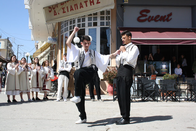 Με πολύ κόσμο η παραδοσιακή χορευτική παράσταση στην Πλατεία ΚΑΤΟΥΝΑΣ (ΦΩΤΟ: Παναγιώτης Τσούτσουρας) - Φωτογραφία 15