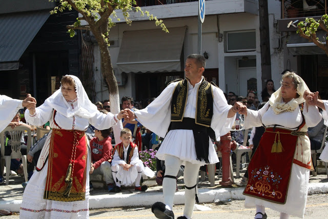 Με πολύ κόσμο η παραδοσιακή χορευτική παράσταση στην Πλατεία ΚΑΤΟΥΝΑΣ (ΦΩΤΟ: Παναγιώτης Τσούτσουρας) - Φωτογραφία 16