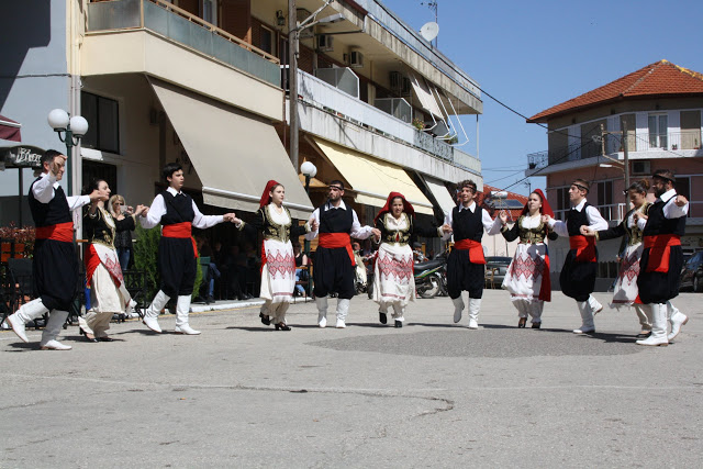 Με πολύ κόσμο η παραδοσιακή χορευτική παράσταση στην Πλατεία ΚΑΤΟΥΝΑΣ (ΦΩΤΟ: Παναγιώτης Τσούτσουρας) - Φωτογραφία 2