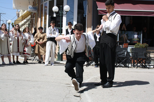 Με πολύ κόσμο η παραδοσιακή χορευτική παράσταση στην Πλατεία ΚΑΤΟΥΝΑΣ (ΦΩΤΟ: Παναγιώτης Τσούτσουρας) - Φωτογραφία 204