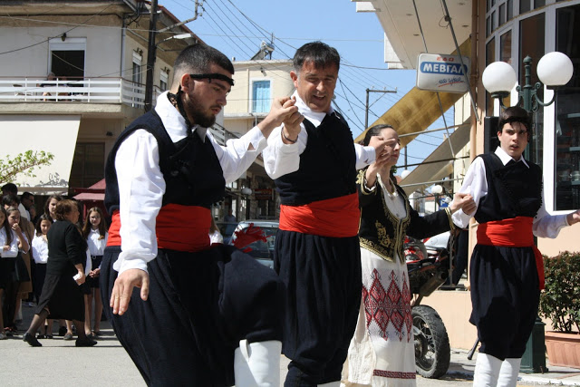 Με πολύ κόσμο η παραδοσιακή χορευτική παράσταση στην Πλατεία ΚΑΤΟΥΝΑΣ (ΦΩΤΟ: Παναγιώτης Τσούτσουρας) - Φωτογραφία 205