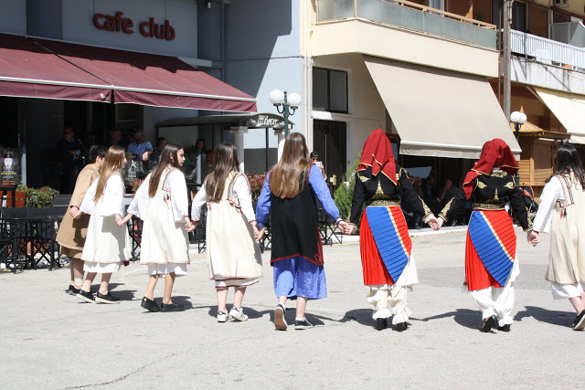 Με πολύ κόσμο η παραδοσιακή χορευτική παράσταση στην Πλατεία ΚΑΤΟΥΝΑΣ (ΦΩΤΟ: Παναγιώτης Τσούτσουρας) - Φωτογραφία 30