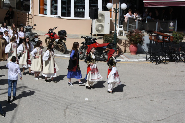 Με πολύ κόσμο η παραδοσιακή χορευτική παράσταση στην Πλατεία ΚΑΤΟΥΝΑΣ (ΦΩΤΟ: Παναγιώτης Τσούτσουρας) - Φωτογραφία 39