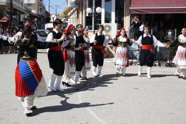Με πολύ κόσμο η παραδοσιακή χορευτική παράσταση στην Πλατεία ΚΑΤΟΥΝΑΣ (ΦΩΤΟ: Παναγιώτης Τσούτσουρας) - Φωτογραφία 58