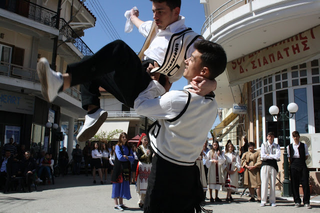 Με πολύ κόσμο η παραδοσιακή χορευτική παράσταση στην Πλατεία ΚΑΤΟΥΝΑΣ (ΦΩΤΟ: Παναγιώτης Τσούτσουρας) - Φωτογραφία 9