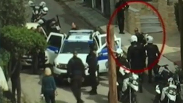 Βίντεο: Δείτε την επ' αυτοφώρω σύλληψη των ρομά διαρρηκτών που είχαν «ρημάξει» την Γλυφάδα - Φωτογραφία 1