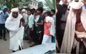 Ότι να'ναι: Ινδός μοναχός τράβηξε ένα αυτοκίνητο με τα γεννητικά του όργανα
