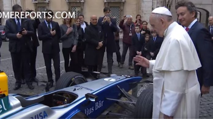 Ο Πάπας ευλόγησε μονοθέσιο για να αγωνιστεί στη Formula E - Φωτογραφία 1