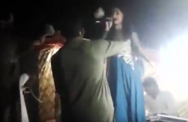Βίντεο-σοκ: Καλεσμένοι σκοτώνουν έγκυο τραγουδίστρια διότι αρνήθηκε να... - Φωτογραφία 1