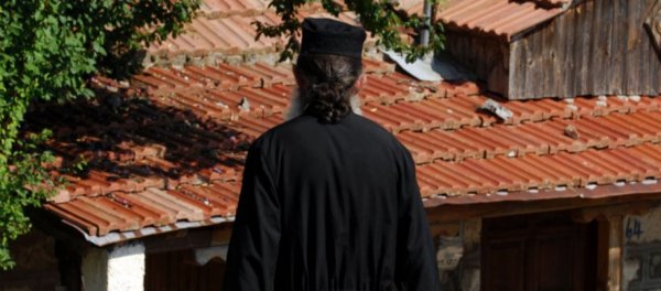 Ιερέας στην Κυλλήνη έκανε τον...γιατρό με θαυματουργό γουδοχέρι - Φωτογραφία 1