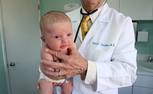 Αυτός ο γιατρός με ένα «μαγικό» κόλπο κάνει τα μωρά να σταματούν αμέσως το κλάμα! - Φωτογραφία 1