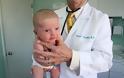 Αυτός ο γιατρός με ένα «μαγικό» κόλπο κάνει τα μωρά να σταματούν αμέσως το κλάμα!
