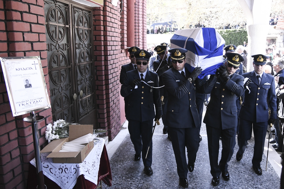 Με τιμές Ήρωα κηδεύτηκε ο Ήρωας Σμηναγός Γιώργος Μπαλταδώρος - Θρήνος στην κηδεία του (ΦΩΤΟ-ΒΙΝΤΕΟ) - Φωτογραφία 1