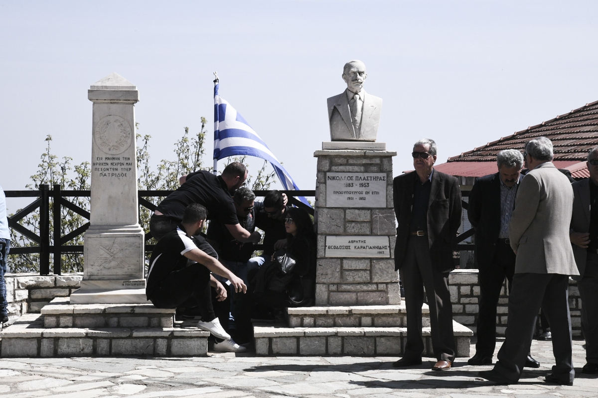 Με τιμές Ήρωα κηδεύτηκε ο Ήρωας Σμηναγός Γιώργος Μπαλταδώρος - Θρήνος στην κηδεία του (ΦΩΤΟ-ΒΙΝΤΕΟ) - Φωτογραφία 4