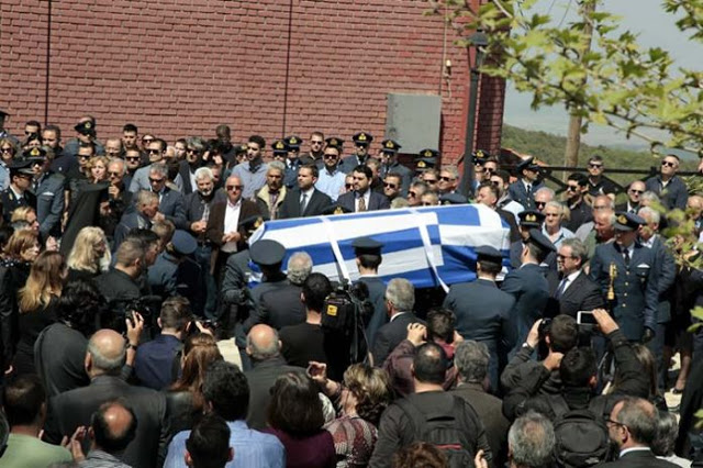 Η Ελλάδα αποχαιρέτησε τον 34χρονο πιλότο που σκοτώθηκε στη Σκύρο - Σπαραγμός και λιποθυμίες στη κηδεία του! (ΦΩΤΟ & ΒΙΝΤΕΟ) - Φωτογραφία 2
