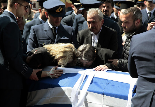 Η Ελλάδα αποχαιρέτησε τον 34χρονο πιλότο που σκοτώθηκε στη Σκύρο - Σπαραγμός και λιποθυμίες στη κηδεία του! (ΦΩΤΟ & ΒΙΝΤΕΟ) - Φωτογραφία 3