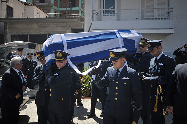 Η Ελλάδα αποχαιρέτησε τον 34χρονο πιλότο που σκοτώθηκε στη Σκύρο - Σπαραγμός και λιποθυμίες στη κηδεία του! (ΦΩΤΟ & ΒΙΝΤΕΟ) - Φωτογραφία 4