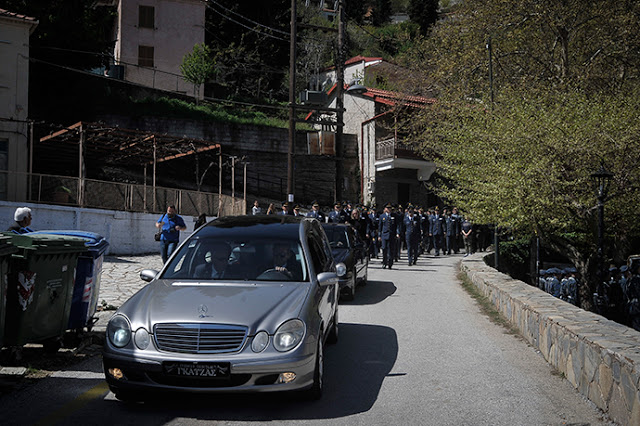 Η Ελλάδα αποχαιρέτησε τον 34χρονο πιλότο που σκοτώθηκε στη Σκύρο - Σπαραγμός και λιποθυμίες στη κηδεία του! (ΦΩΤΟ & ΒΙΝΤΕΟ) - Φωτογραφία 6