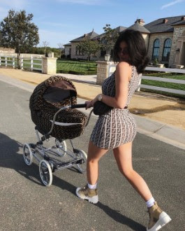 Kylie Jenner: Η βόλτα με το μωρό της και το κοντό φόρεμα - Φωτογραφία 2