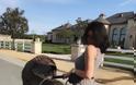 Kylie Jenner: Η βόλτα με το μωρό της και το κοντό φόρεμα - Φωτογραφία 2