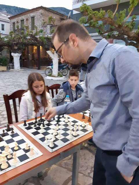 Εξαιρετική επιτυχία στο σκακιστικό «ΣΙΜΟΥΛΤΑΝΕ» στον ΑΣΤΑΚΟ - Ο εκπαιδευτής FIDE INSTRUCTOR Μπάμπης Τζότζολης αντιμετώπισε ταυτόχρονα 38 σκακιστές! - Φωτογραφία 15