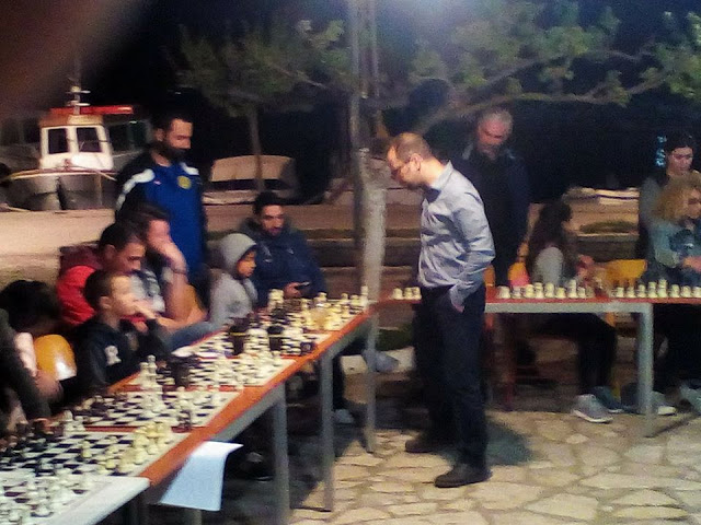 Εξαιρετική επιτυχία στο σκακιστικό «ΣΙΜΟΥΛΤΑΝΕ» στον ΑΣΤΑΚΟ - Ο εκπαιδευτής FIDE INSTRUCTOR Μπάμπης Τζότζολης αντιμετώπισε ταυτόχρονα 38 σκακιστές! - Φωτογραφία 18