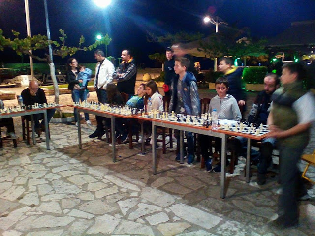 Εξαιρετική επιτυχία στο σκακιστικό «ΣΙΜΟΥΛΤΑΝΕ» στον ΑΣΤΑΚΟ - Ο εκπαιδευτής FIDE INSTRUCTOR Μπάμπης Τζότζολης αντιμετώπισε ταυτόχρονα 38 σκακιστές! - Φωτογραφία 20