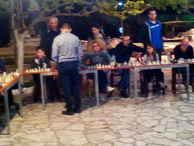 Εξαιρετική επιτυχία στο σκακιστικό «ΣΙΜΟΥΛΤΑΝΕ» στον ΑΣΤΑΚΟ - Ο εκπαιδευτής FIDE INSTRUCTOR Μπάμπης Τζότζολης αντιμετώπισε ταυτόχρονα 38 σκακιστές! - Φωτογραφία 21