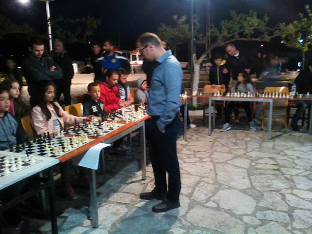 Εξαιρετική επιτυχία στο σκακιστικό «ΣΙΜΟΥΛΤΑΝΕ» στον ΑΣΤΑΚΟ - Ο εκπαιδευτής FIDE INSTRUCTOR Μπάμπης Τζότζολης αντιμετώπισε ταυτόχρονα 38 σκακιστές! - Φωτογραφία 25