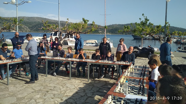Εξαιρετική επιτυχία στο σκακιστικό «ΣΙΜΟΥΛΤΑΝΕ» στον ΑΣΤΑΚΟ - Ο εκπαιδευτής FIDE INSTRUCTOR Μπάμπης Τζότζολης αντιμετώπισε ταυτόχρονα 38 σκακιστές! - Φωτογραφία 5