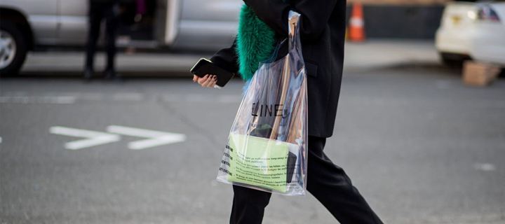 Η νέα it bag μοιάζει με σακούλα super market και κοστίζει 480 ευρώ! - Φωτογραφία 1