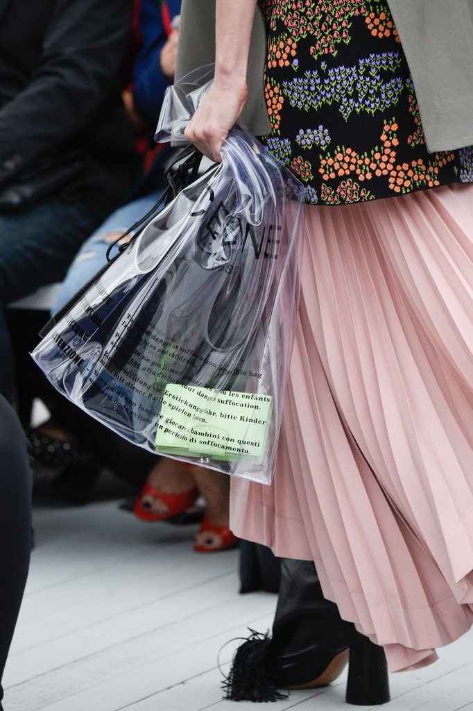 Η νέα it bag μοιάζει με σακούλα super market και κοστίζει 480 ευρώ! - Φωτογραφία 2